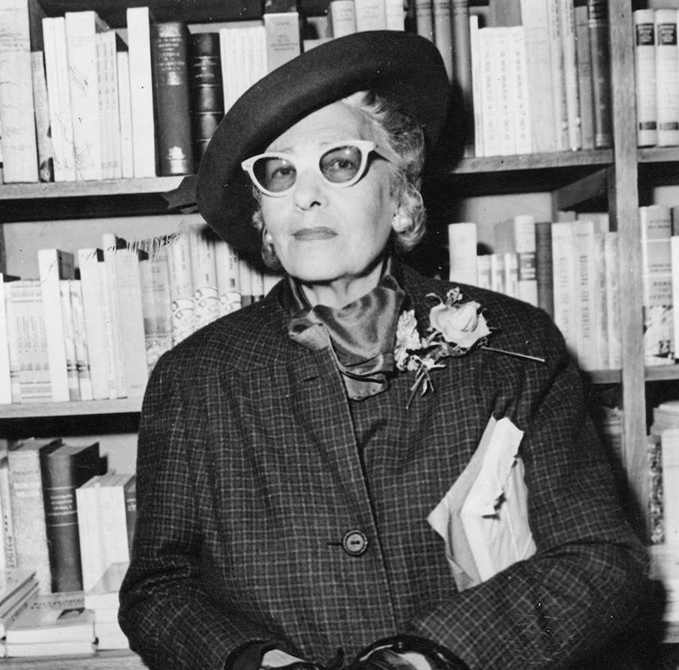 Foto: Victoria Ocampo firmando libros en El Ateneo, Buenos Aires, 1967